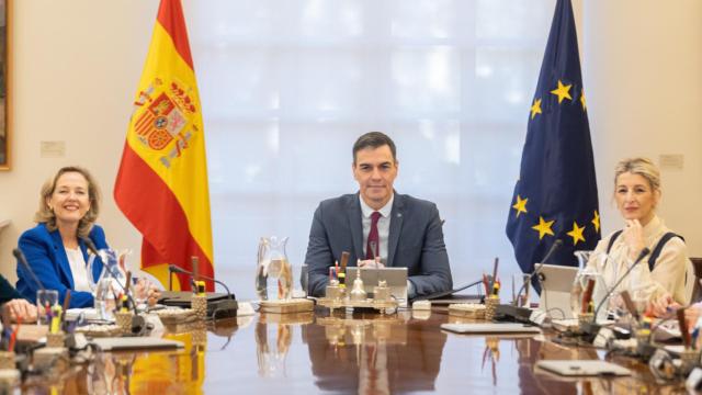 La vicepresidenta primera y ministra de Asuntos Económicos, Nadia Calviño; el presidente del Gobierno, Pedro Sánchez; la vicepresidenta segunda y ministra de Trabajo y Economía Social, Yolanda Díaz.
