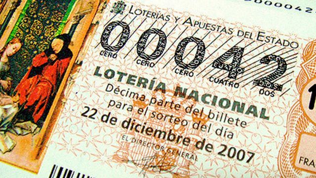 Décimos de la Lotería de Navidad expuestos en una administración.