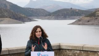 Isabel Díaz Ayuso en su visita al embalse de El Atazar, en una fotografía de archivo en diciembre de 2021.