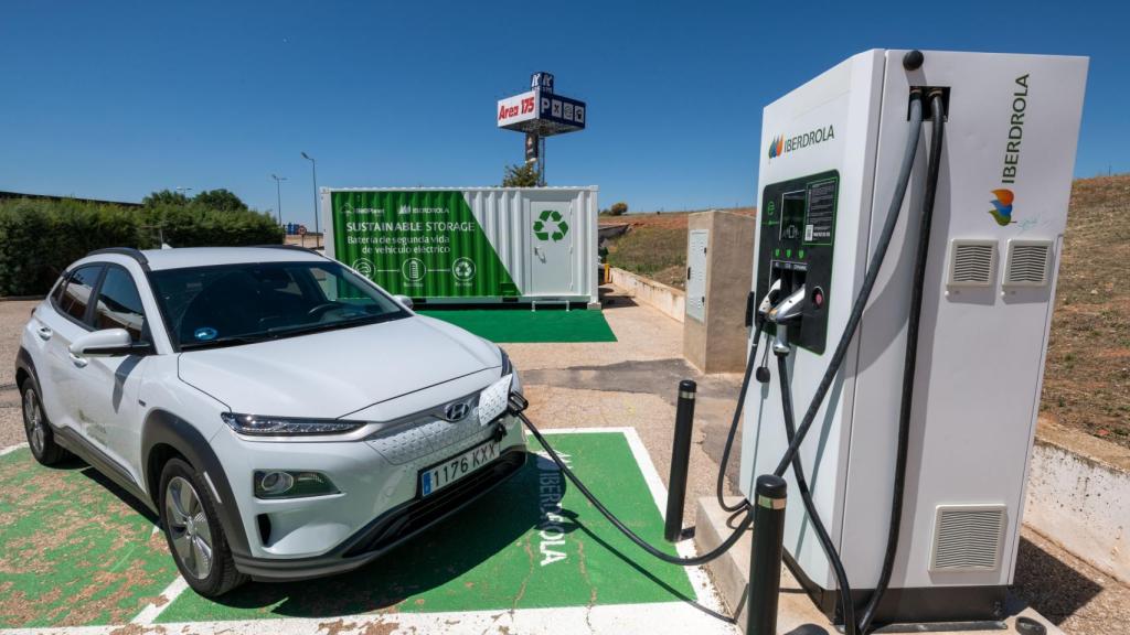 Punto de recarga pública con baterías de almacenamiento de la energía.