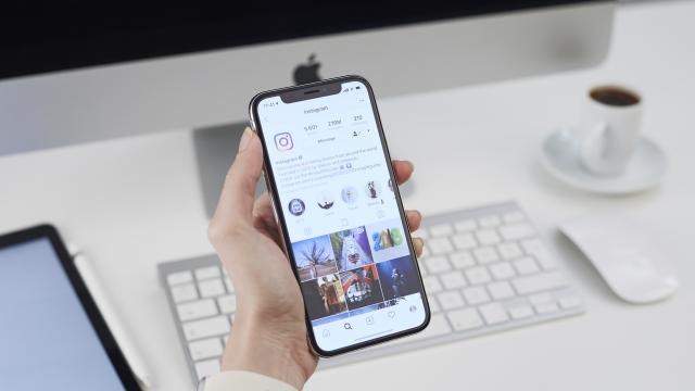 Usuario consultando Instagram