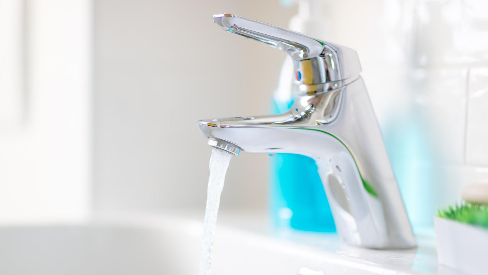 Un grifo con agua.