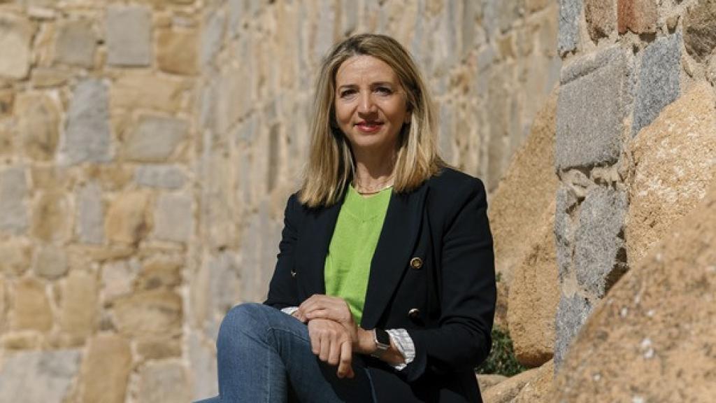 Alicia García, la nueva portavoz del PP en el Senado, sentada en la Muralla de Ávila, en una imagen de archivo.