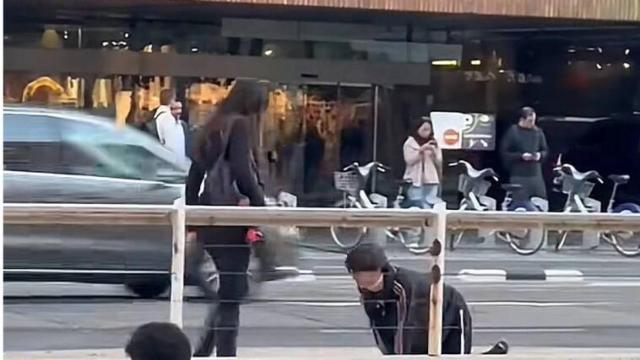 Una chica pasea a un hombre como si fuera un perro en Valencia