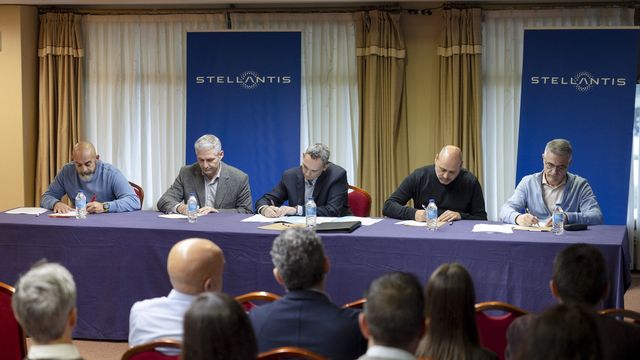 Firma del convenio 24-27 de Stellantis Vigo.