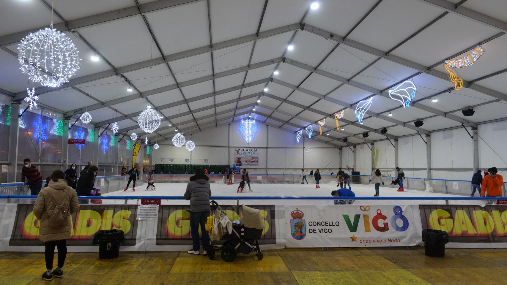 Pista de hielo en la playa de Samil.