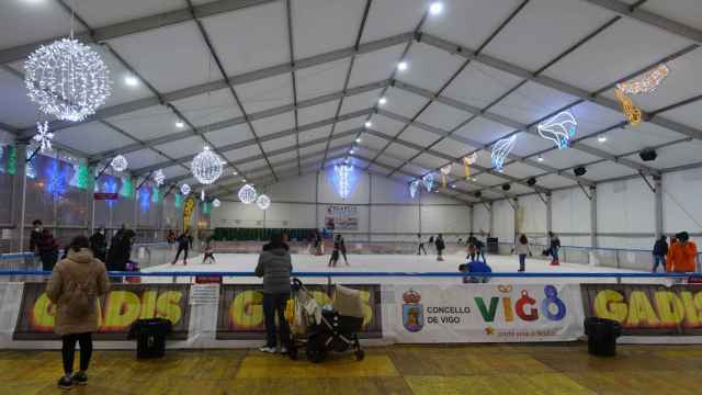 Pista de hielo en la playa de Samil.
