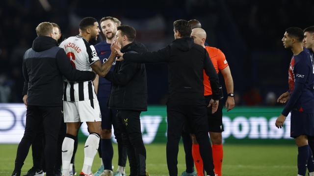 Jugadores del PSG y el Newcastle protestan a Marciniak