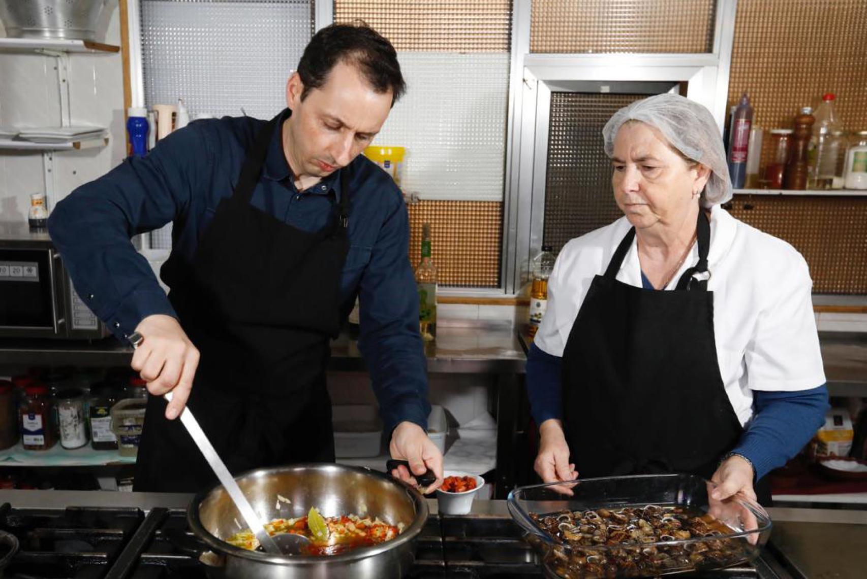 Paco en cocina junto a su madre
