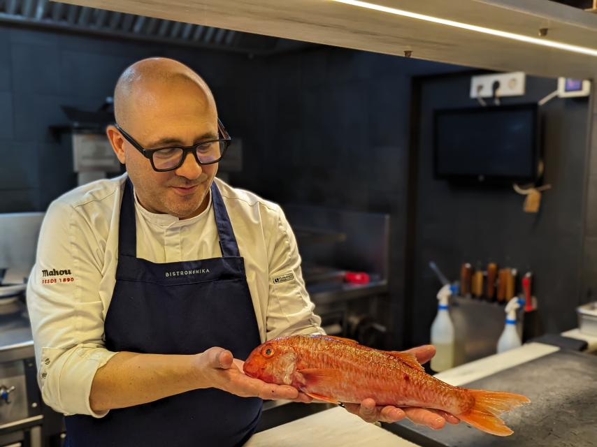 Carlos Portillo junto a uno de sus salmonetes