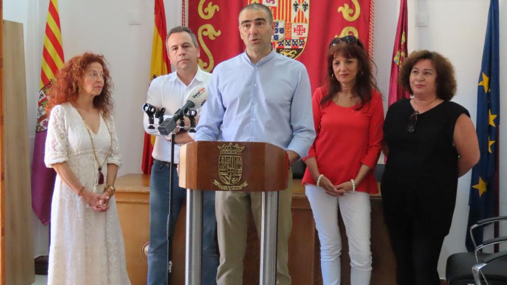 Los representantes de la Fundación Mahasandhi presentando el proyecto para construir el Buda más grande de Europa, en una rueda de prensa ofrecida en el Ayuntamiento de Abanilla durante la pasada legislatura, junto al actual alcalde, José Antonio Blasco, y la entonces edil de Turismo, María Dolores Saurín.