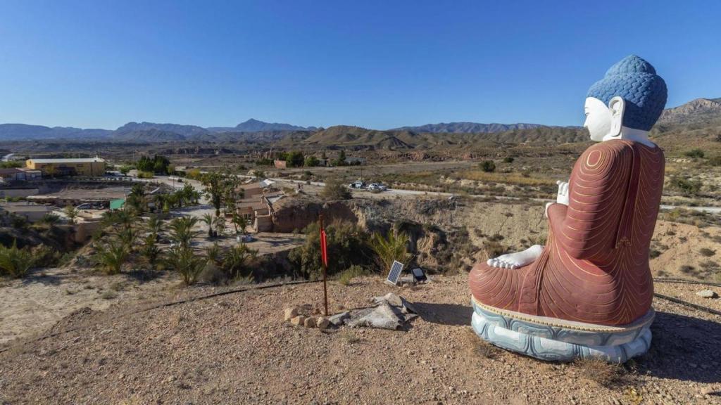 Una panorámica del complejo de 100.000 metros cuadrados de la Fundación Mahasandhi en un paraje de El Tollé.