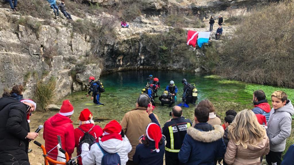 Los buzos sumergiéndose para instalar el belén subacuático