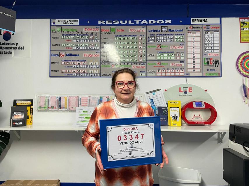 Carmen con el premio