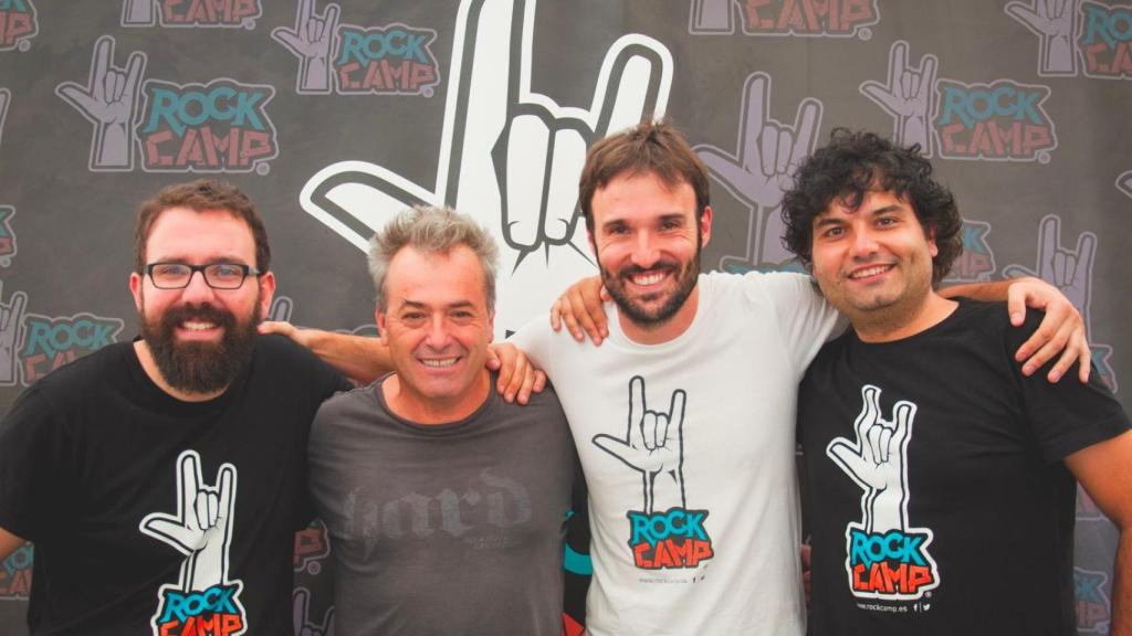 Los tres socios junto a Rafa, de Hombres G