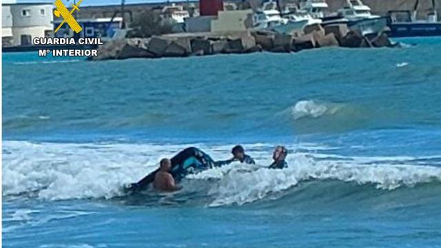 Momento del rescate de la Guardia Civil.