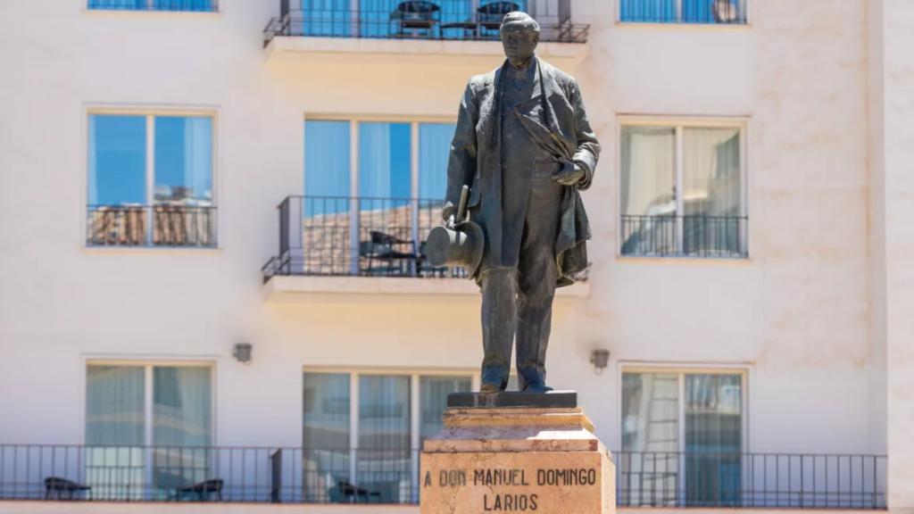 El Marqués de Larios, mirando a su calle.