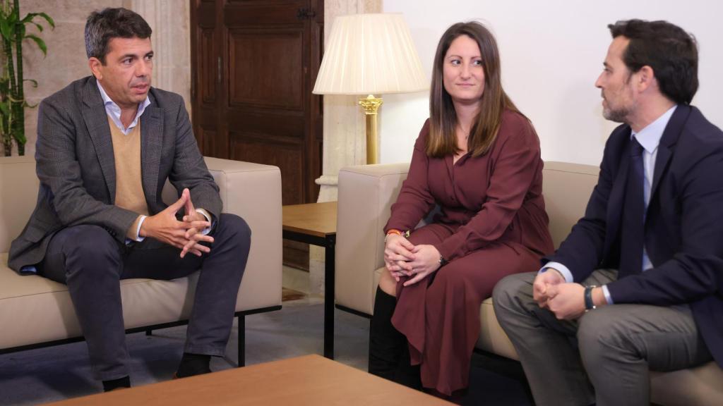 Mazón con los dirigentes de Vox este miércoles en la ronda de contacto. EE