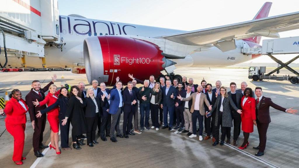 Tripulación del vuelo antes de despegar, con el 787 de fondo