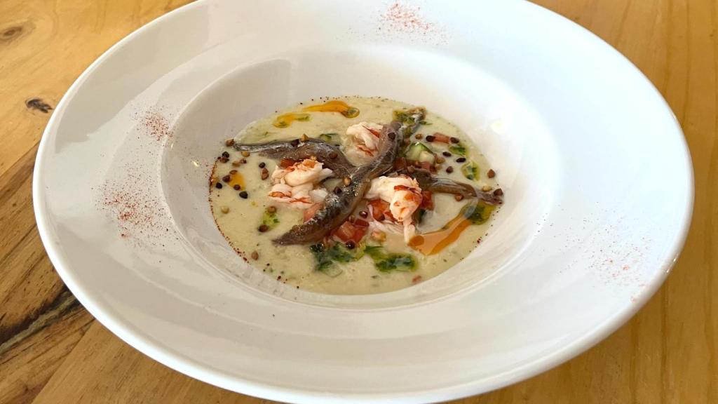 Gazpacho blanco de alubias, pipirrana de gambón y anchoa cantábrica, de Platero & Co.
