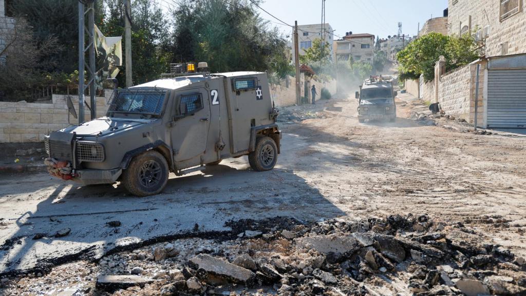 Dos vehículos militares israelíes participan este miércoles en una redada en Yenín, en la Cisjordania ocupada.