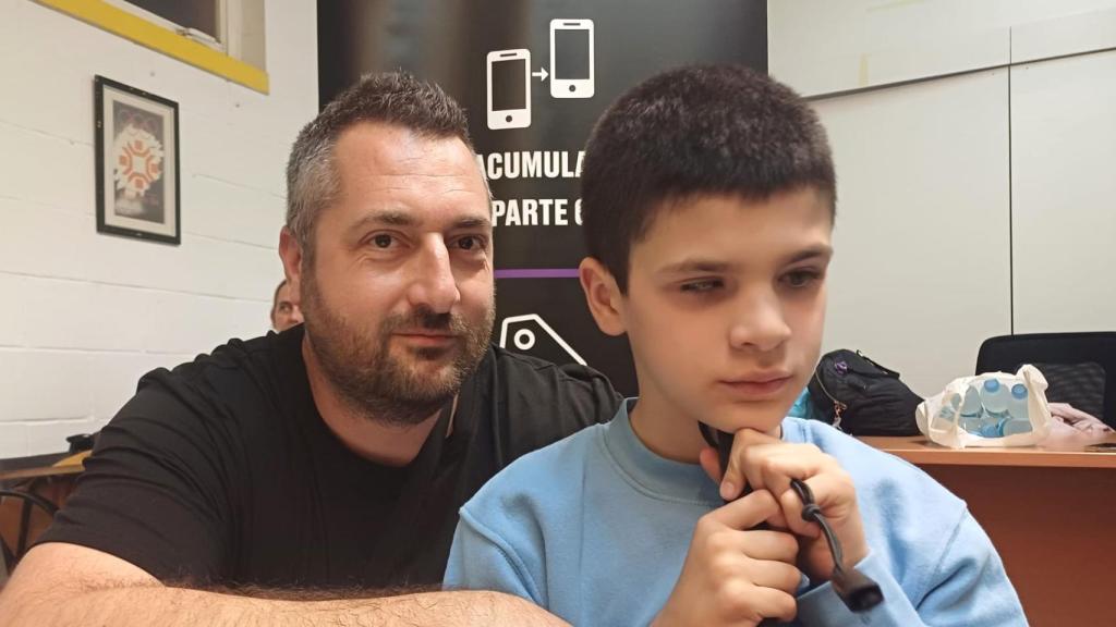 Erik Castillo, atleta Sub12, junto a su padre Daniel.