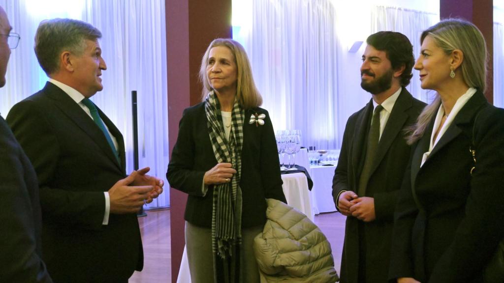 La infanta Elena, el vicepresidente de la Junta, Juan García-Gallardo y la teniente de alcalde de Valladolid, Irene Carvajal, en la subasta benéfica de capones de Cascajares, este miércoles en Valladolid.