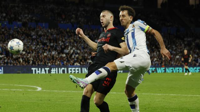 Oyarzabal pelea un balón en la línea de banda.
