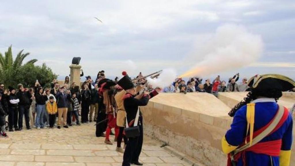 Salvas de mosqueteros en un evento del 2022 en el Castillo de Santa Bárbara.