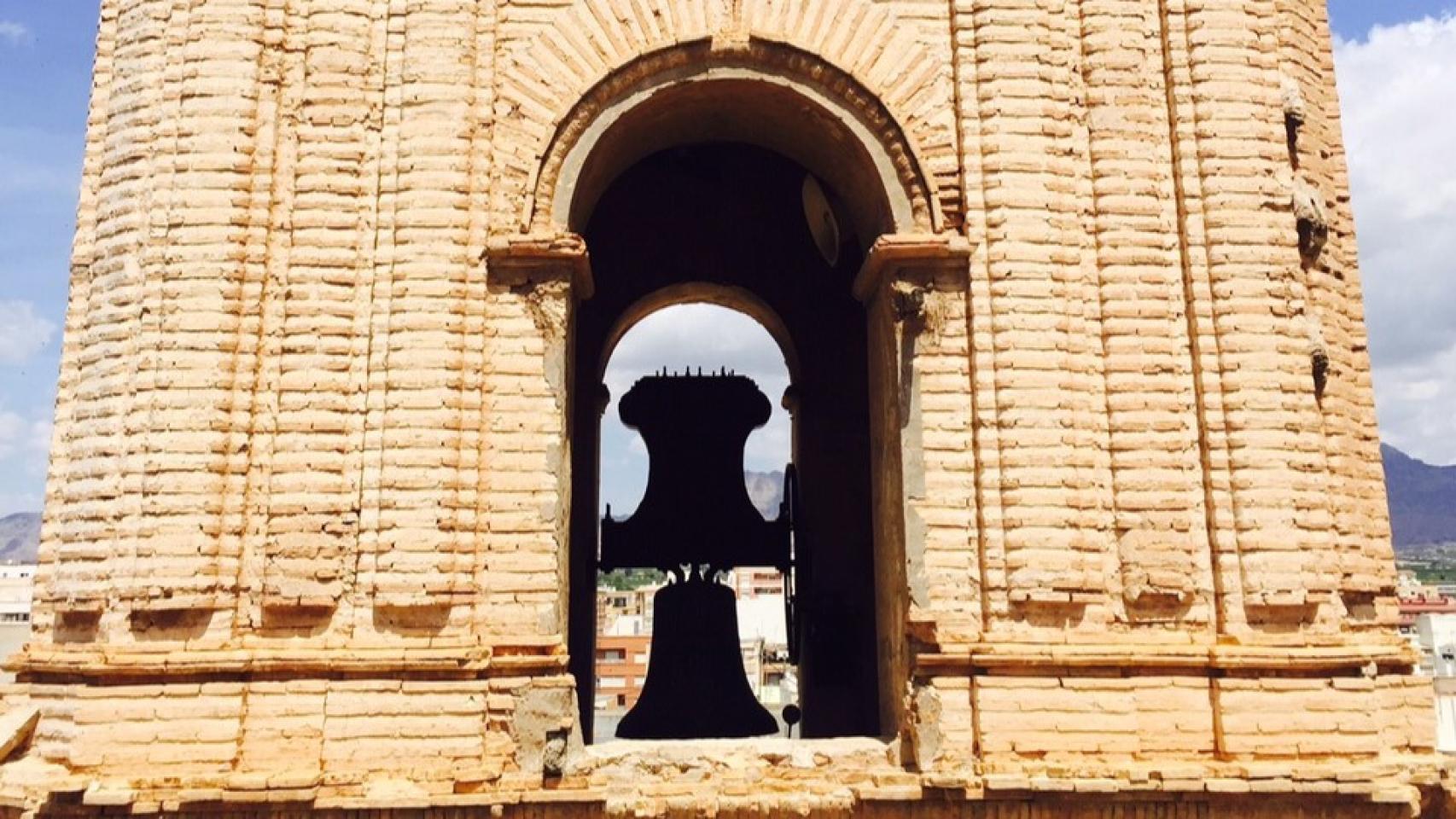 Una de las torres de la Iglesia Santiago Apóstol de Albatera.