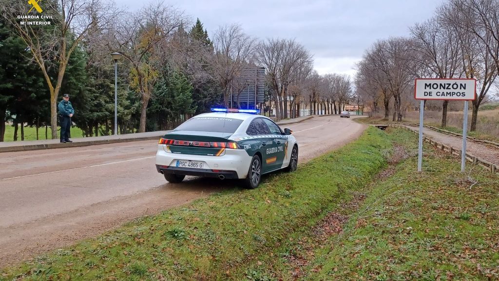 Imagen de un vehículo de la Guardia Civil en el municipio palentino de Monzón de Campos.