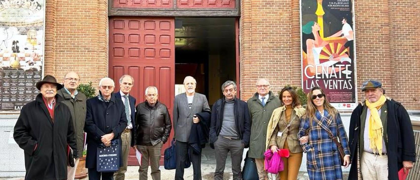La junta directiva de los cirujanos taurinos en la puerta de Las ventas tras la reunión