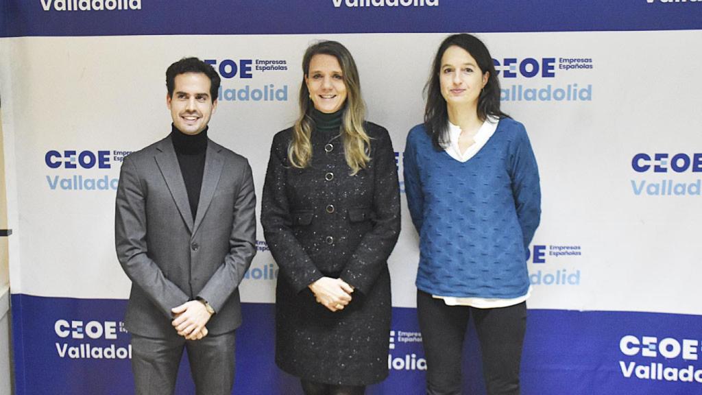 De izquierda a derecha: Rodrigo Nieto, concejal de Personas Mayores, Familia y Servicios Sociales en el Ayuntamiento de Valladolid, Ángela de Miguel, presidenta de CEOE Valladolid y Andrea Zillgen, técnico del proyecto.