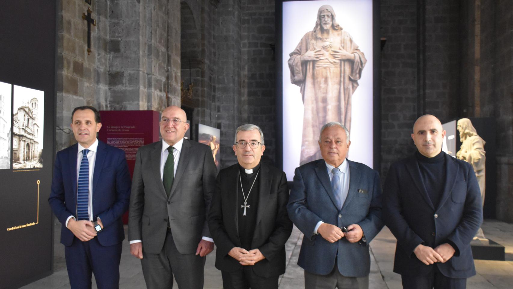 El presidente de la Diputación de Valladolid, Conrado Íscar; el alcalde de la ciudad, Jesús Julio Carnero; el arzobispo, Luis Argüello; el consejero de Cultura, Turismo y Deportes, Gonzalo Santonja; y el Secretario General de la Fundación Edades del Hombre, José Enrique Martín