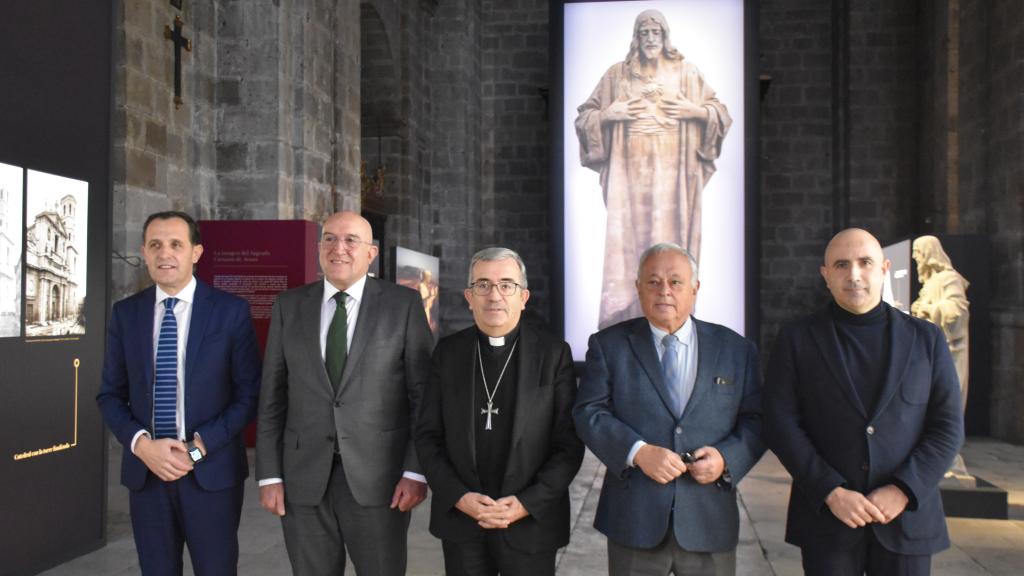 El presidente de la Diputación de Valladolid, Conrado Íscar; el alcalde de la ciudad, Jesús Julio Carnero; el arzobispo, Luis Argüello; el consejero de Cultura, Turismo y Deportes, Gonzalo Santonja; y el Secretario General de la Fundación Edades del Hombre, José Enrique Martín