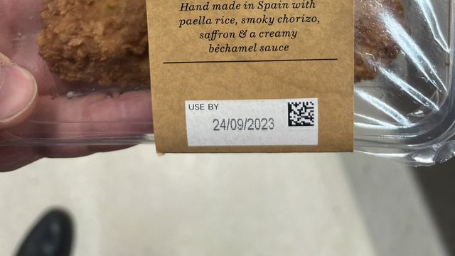 Las croquetas de paella de chorizo de una tienda 'gourmet' inglesa que ofenden a media España.