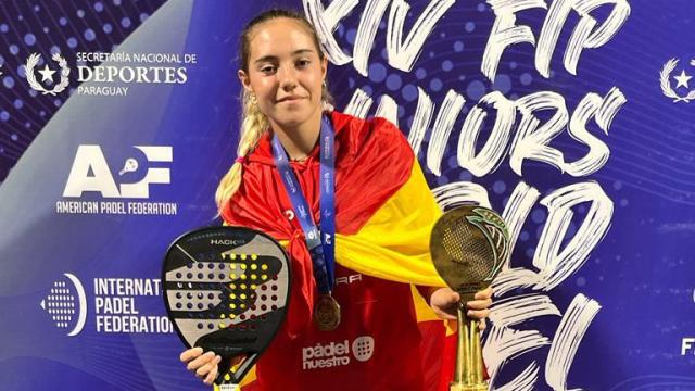 Águeda Pérez, sosteniendo el trofeo en el mundial de Paraguay.