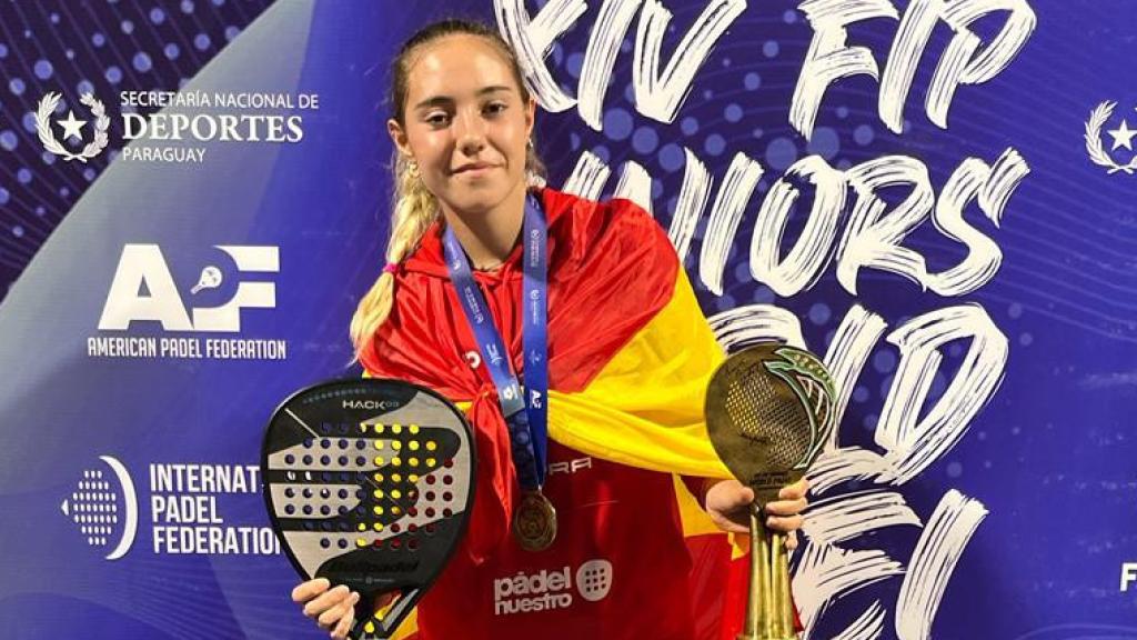 Águeda Pérez, sosteniendo el trofeo en el mundial de Paraguay.
