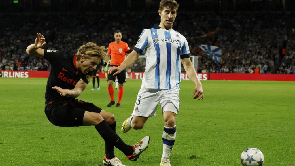 Aihen Muñoz disputa un balón en el Real Sociedad - Salzburgo.