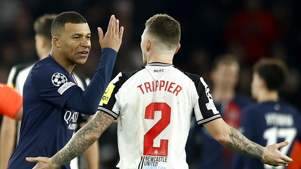Mbappé y Trippier discuten durante el PSG - Newcastle