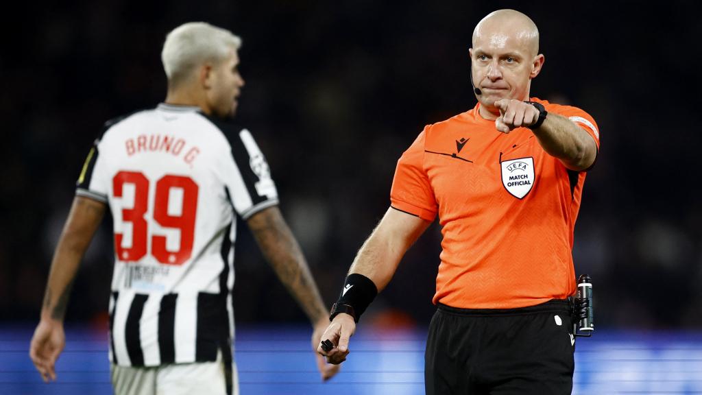 Szymon Marciniak, durante el PSG - Newcastle de Champions League