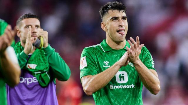 Marc Roca aplaude durante un partido.