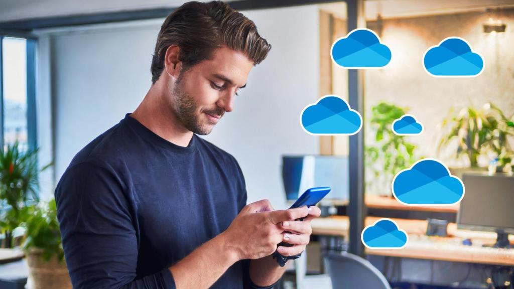 Un hombre usando un móvil