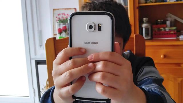 Un niño usando un smartphone