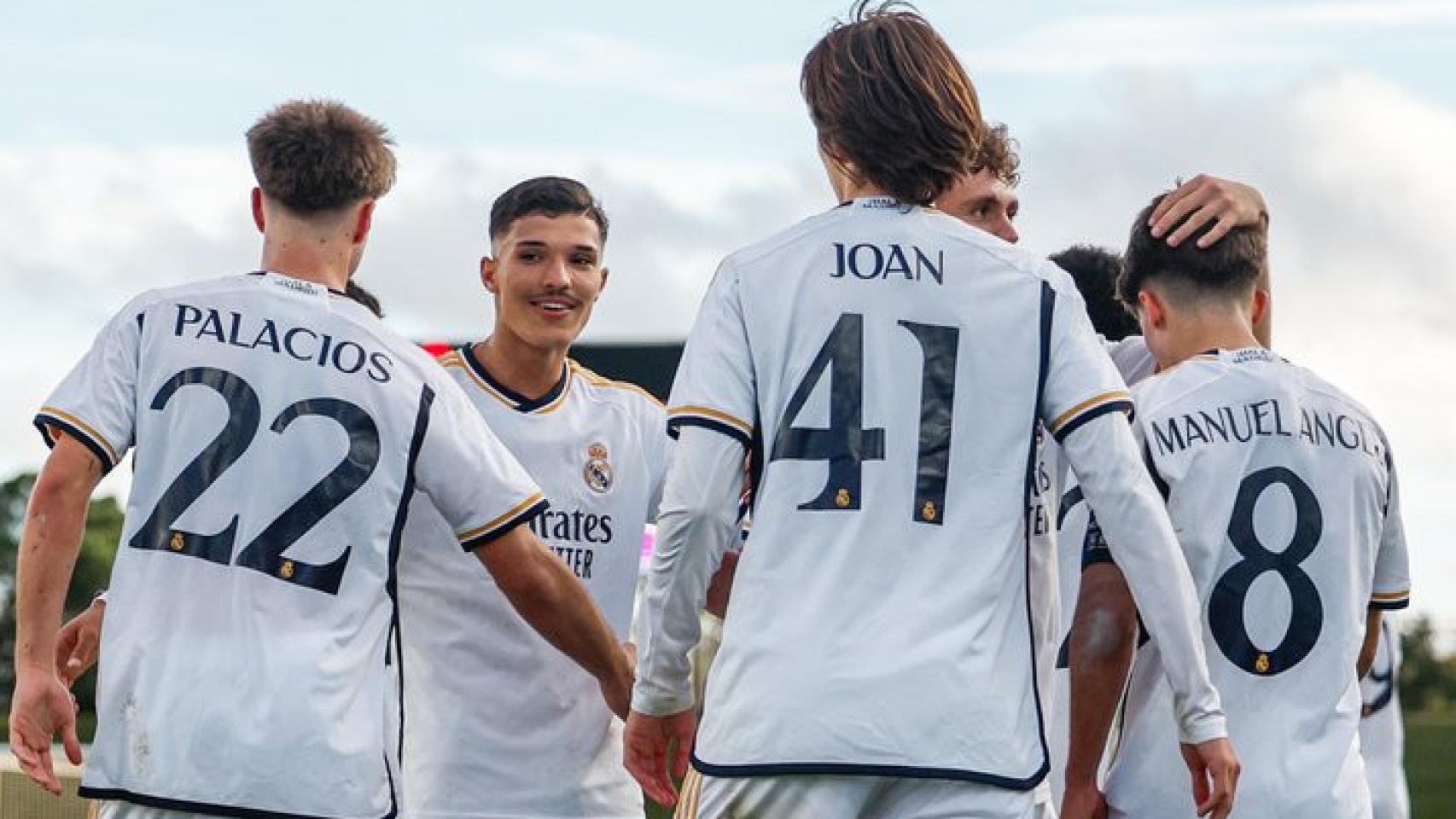 El Real Madrid hace piña para celebrar un gol de la Youth League.
