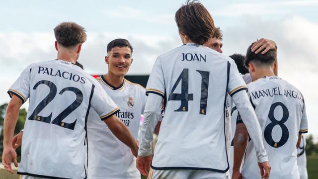 El Real Madrid hace piña para celebrar un gol de la Youth League.