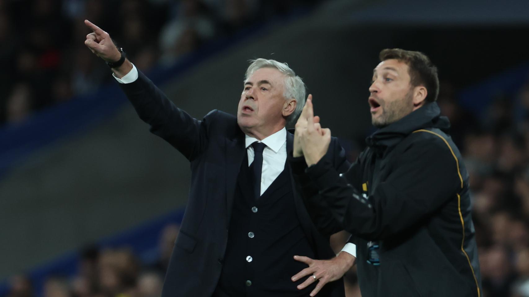 Ancelotti da instrucciones a sus jugadores
