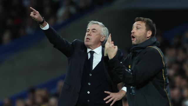 Ancelotti da instrucciones a sus jugadores