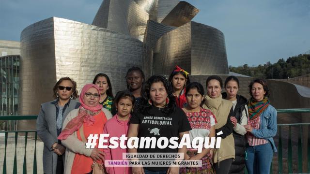 Varias activistas mesoamericanas frente al museo Guggenheim de Bilbao.