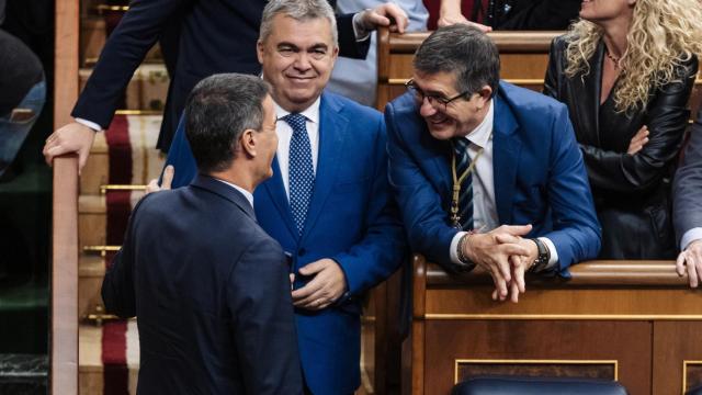 Pedro Sánchez habla en el Congreso de los Diputados con Santos Cerdán y Patxi López.